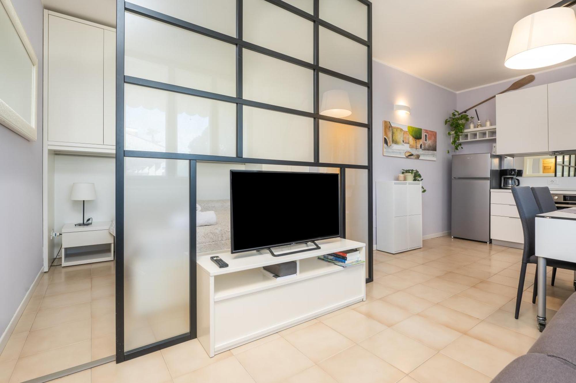 Casa Lugana 9 - Monolocale Con Piscina Fronte Lago Sirmione Eksteriør billede