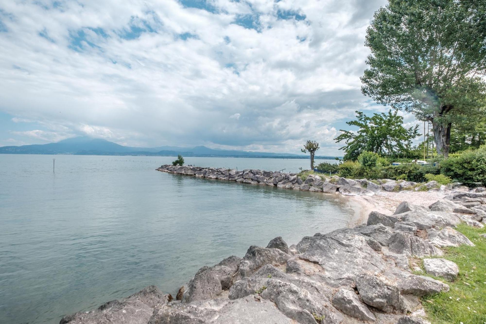 Casa Lugana 9 - Monolocale Con Piscina Fronte Lago Sirmione Eksteriør billede